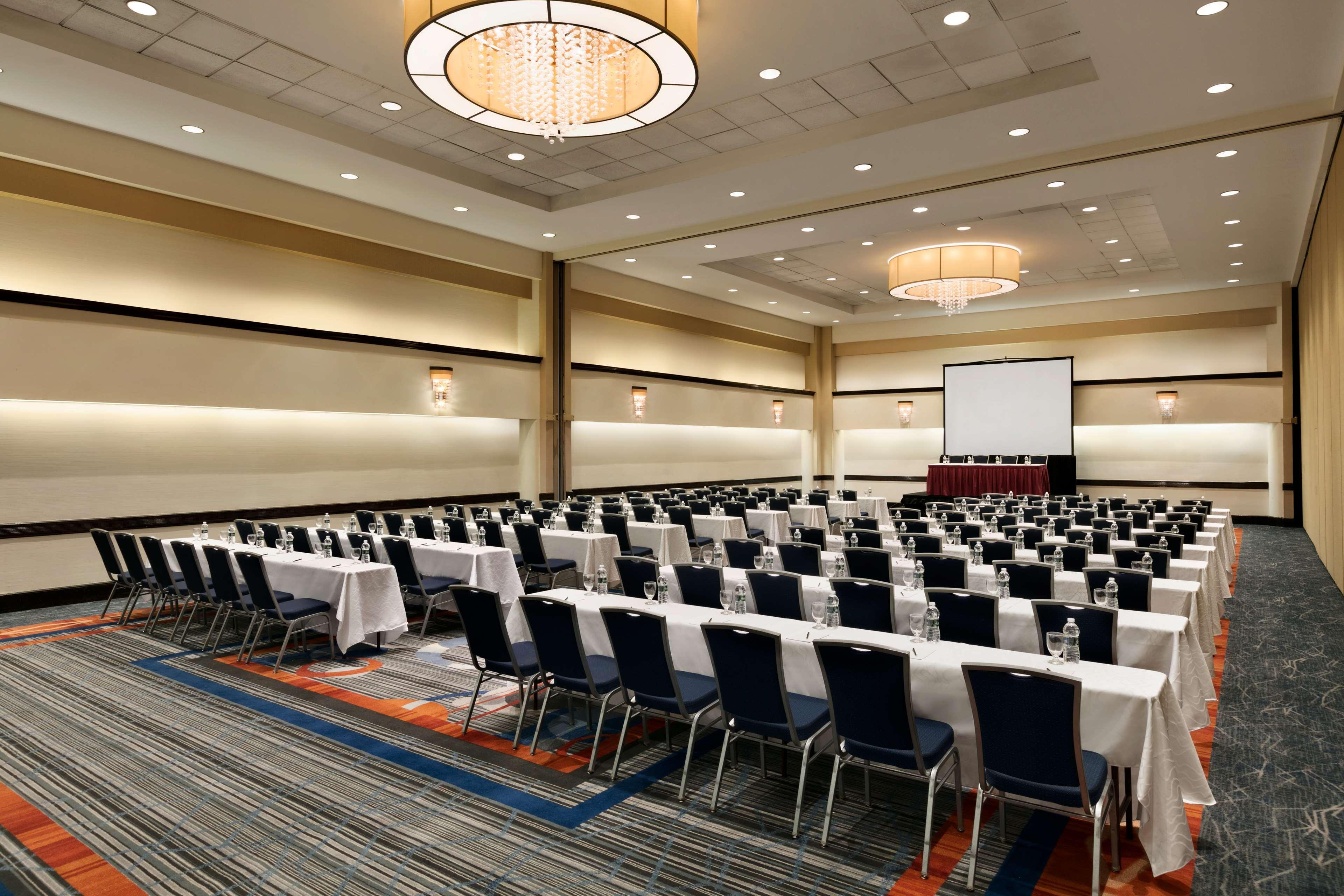 Hilton Long Island/Huntington Hotel Мелвил Екстериор снимка