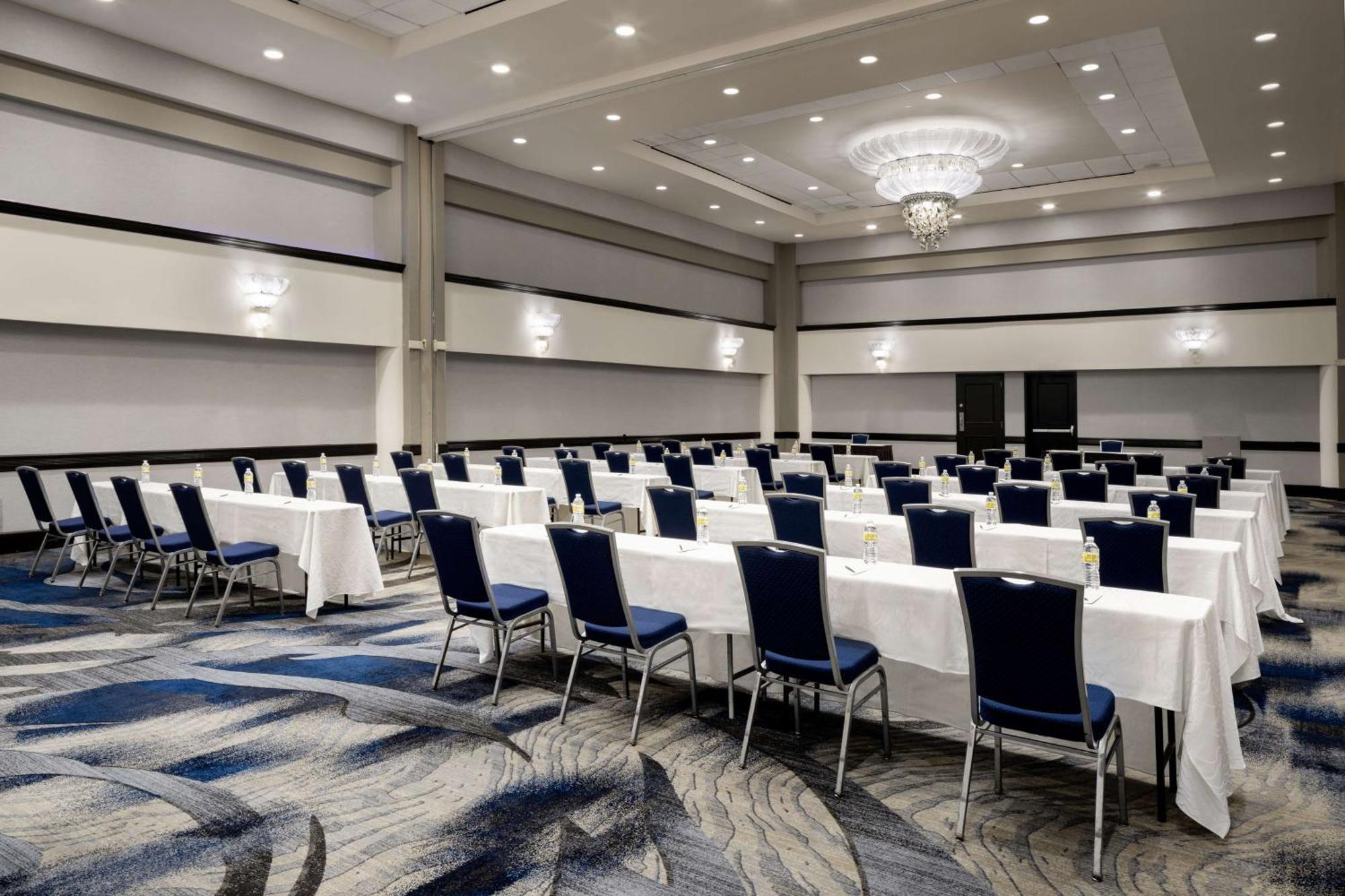 Hilton Long Island/Huntington Hotel Мелвил Екстериор снимка