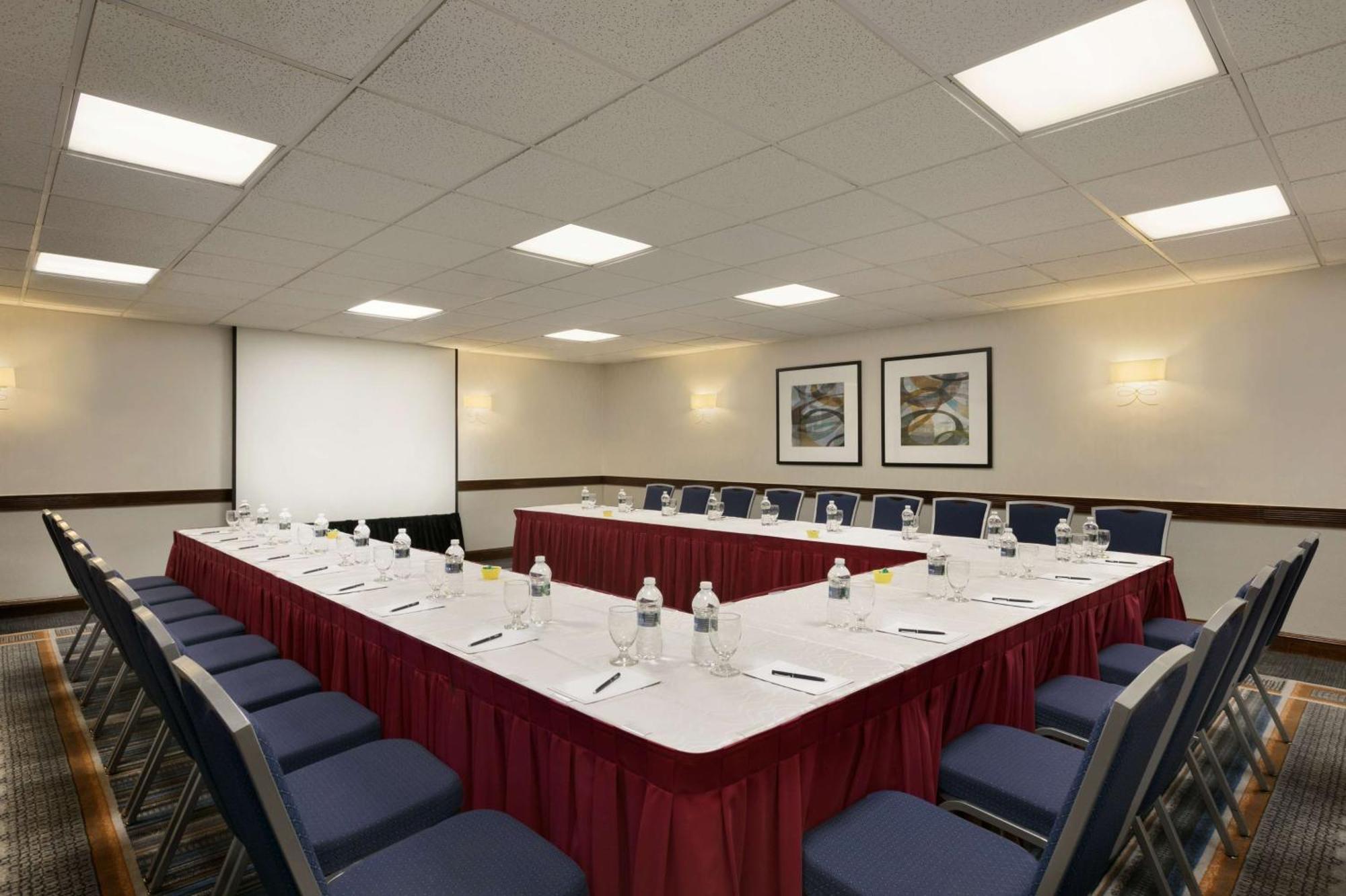 Hilton Long Island/Huntington Hotel Мелвил Екстериор снимка