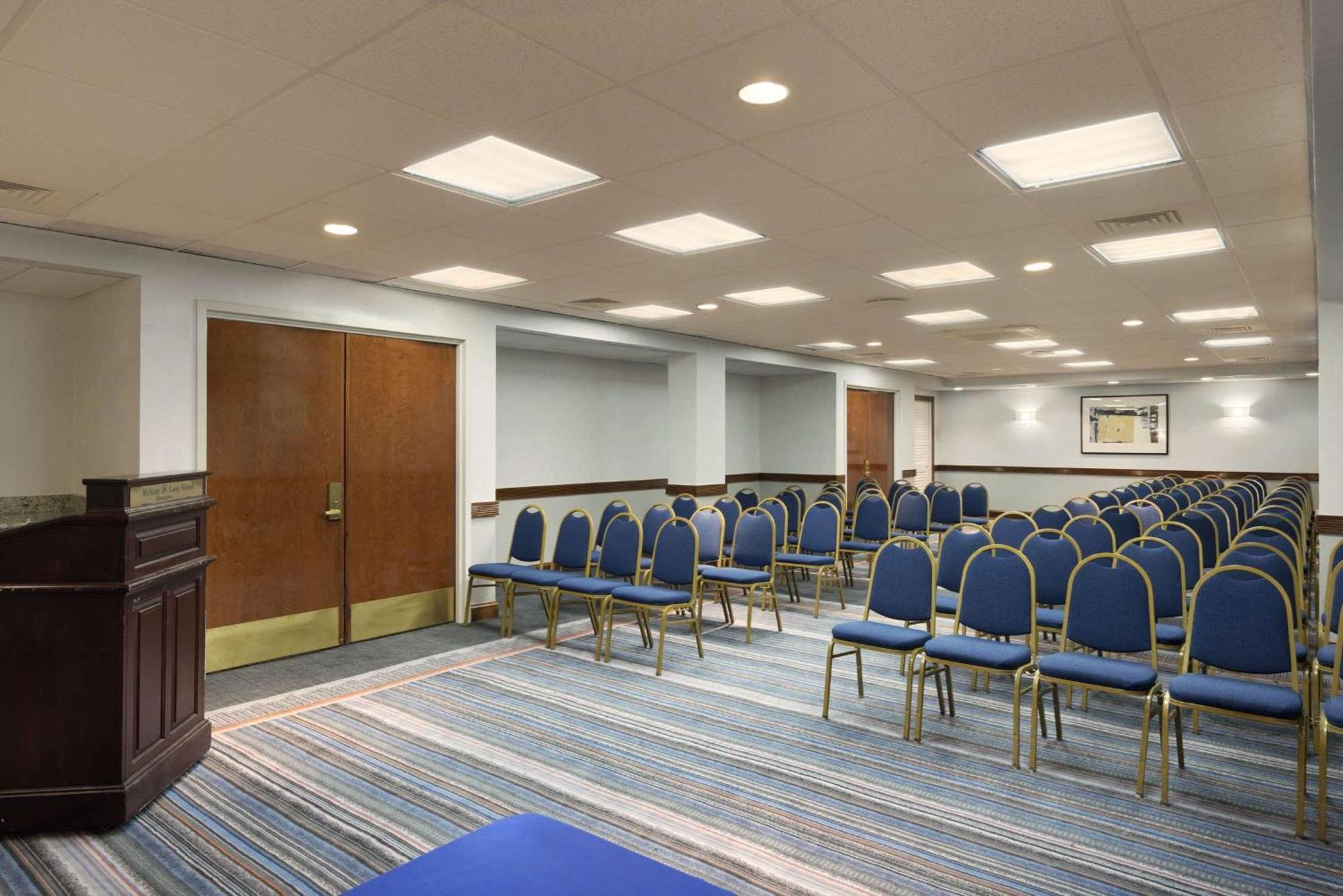 Hilton Long Island/Huntington Hotel Мелвил Екстериор снимка