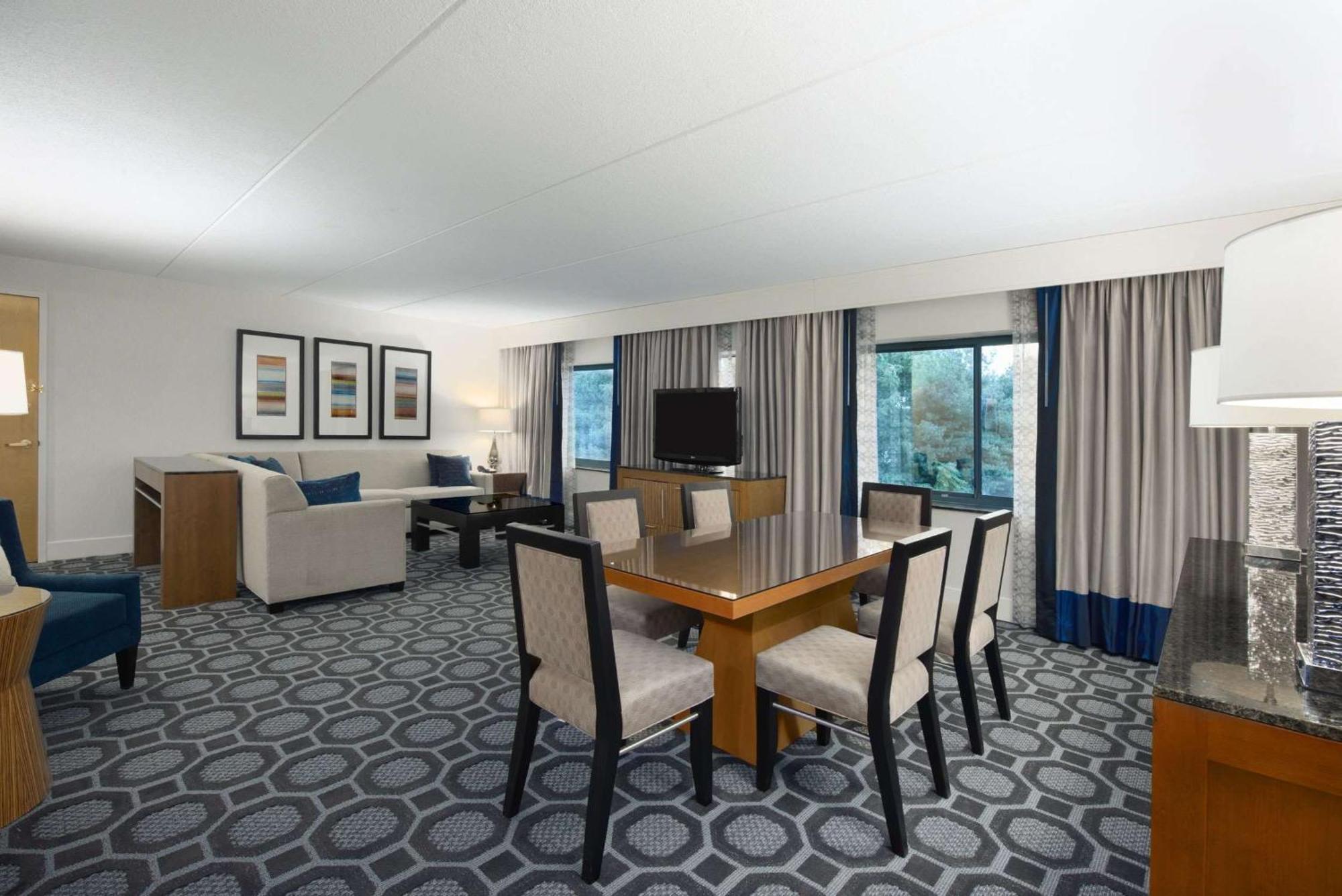 Hilton Long Island/Huntington Hotel Мелвил Екстериор снимка